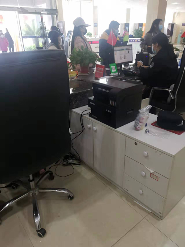 深圳市赛罗尼科技有限公司全自动临时身份证制证机在张家界上线了得到了客户的高度好评